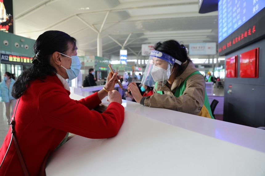 青年志愿者為旅客答疑解惑。付映雪攝