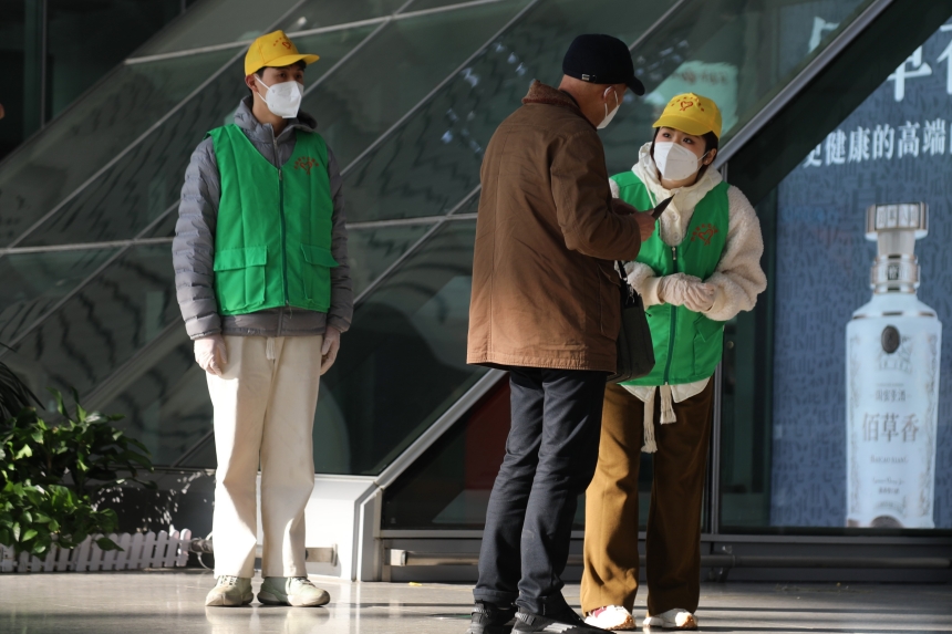 青年志愿者引導旅客。付映雪攝