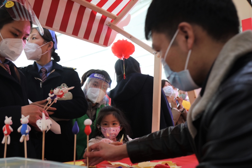 青年志愿者帶小旅客參加春運活動。付映雪攝