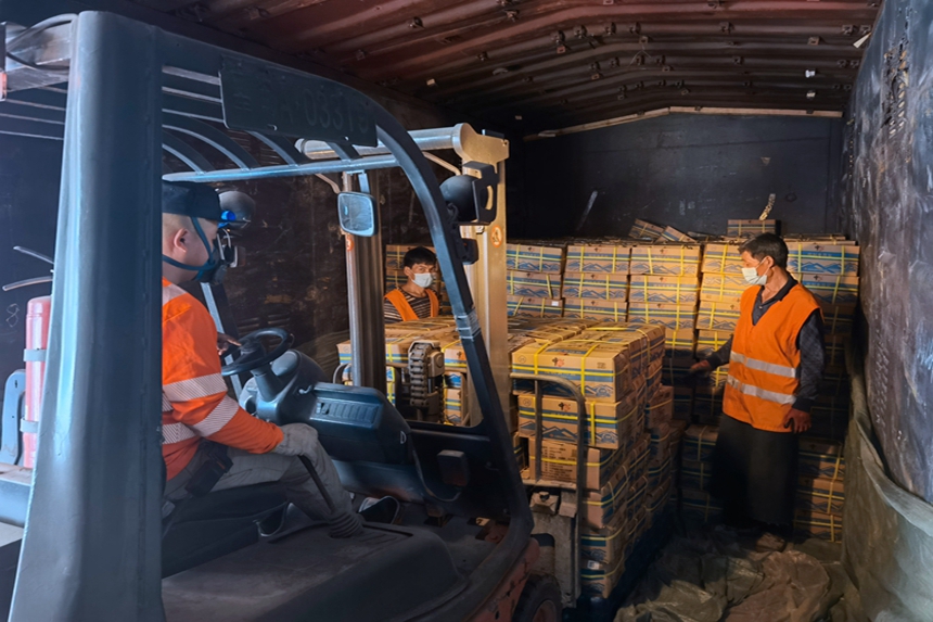 中國鐵路南昌局集團有限公司福州車務段杜塢站內裝卸工正在對到達貨物線的食鹽進行卸車，王勇富攝