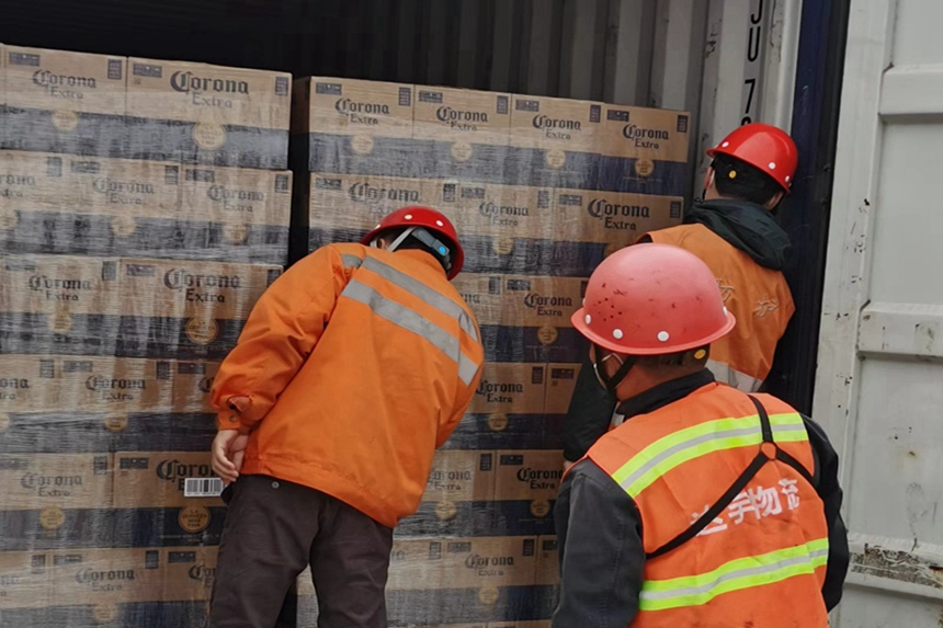中國鐵路南昌局集團有限公司福州車務段莆田東站貨運人員在對集裝箱內啤酒裝載情況進行檢查，溫貞建攝