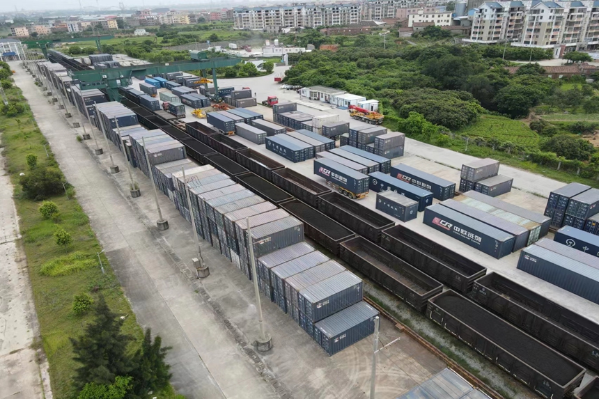 中國鐵路南昌局集團有限公司福州車務段莆田東站貨場擺放著由港口通過“公轉鐵”運送來的集裝箱 ，溫貞建攝