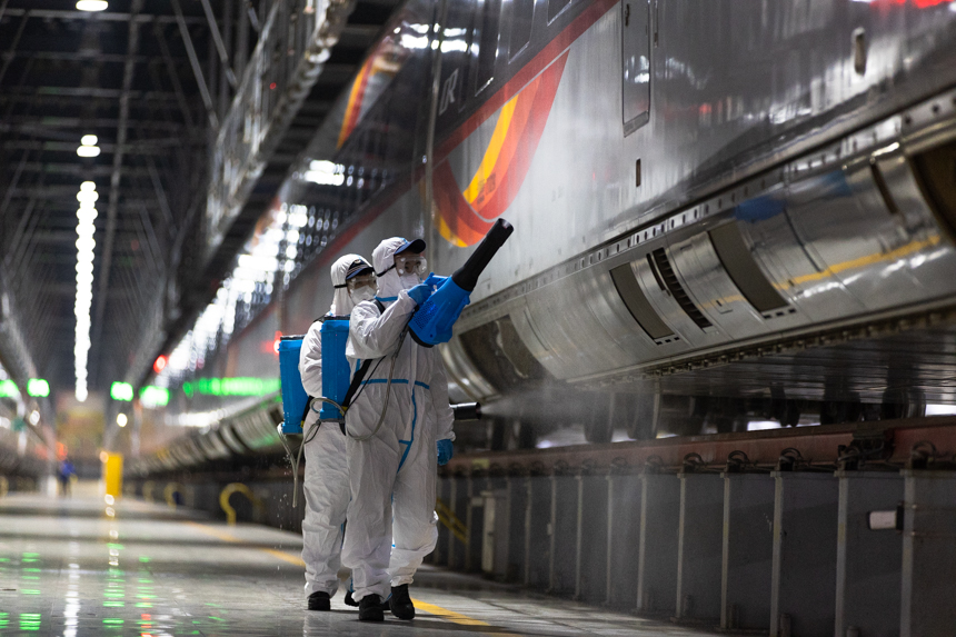 兩名工作人員同步作業，對動車組進行消殺。李桐 攝