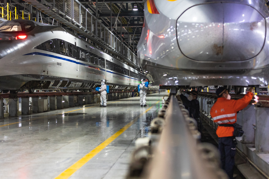 工作人員對動車組同步進行消殺和檢修。李桐 攝