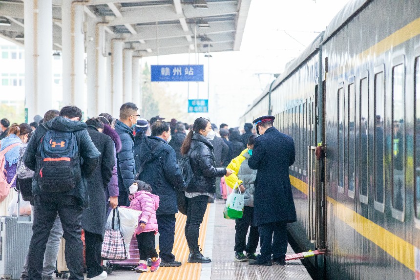 贛州站乘車旅客正在有序上車。鄒陽攝