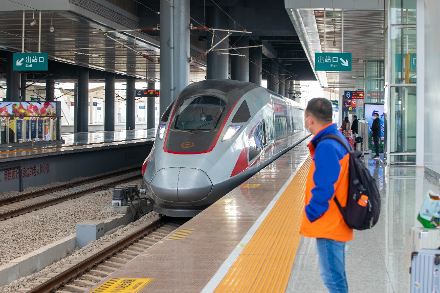 贛州西站列車即將進站。鄒陽攝