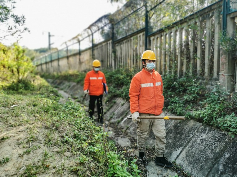 作業人員進行高鐵防護柵欄巡查。陳大鋒攝