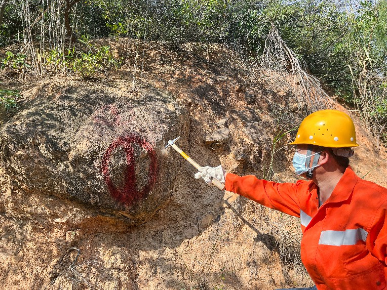 作業人員檢查標記巖石穩定狀態。陳大鋒攝