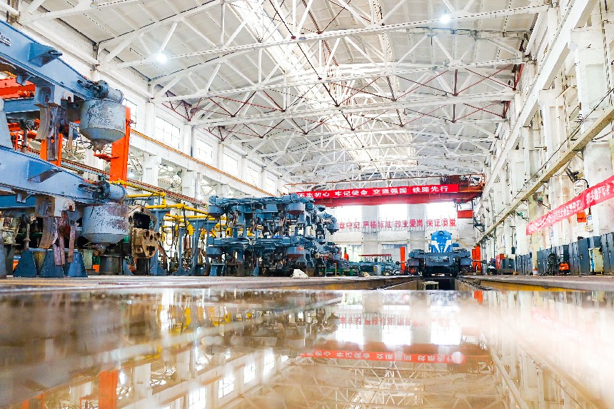 待檢修的機車及配件擺放在內燃中修庫。鄭金攝