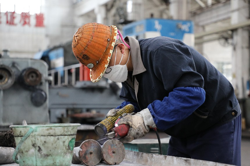 機車電工正在更換機車受電弓配件。車馳攝