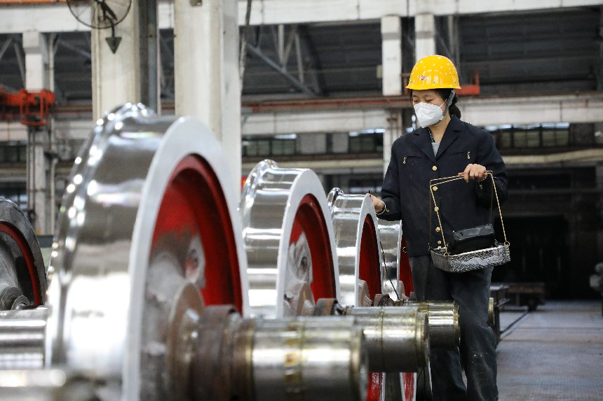 機車鉗工正在組裝機車牽引拉杠。車馳攝
