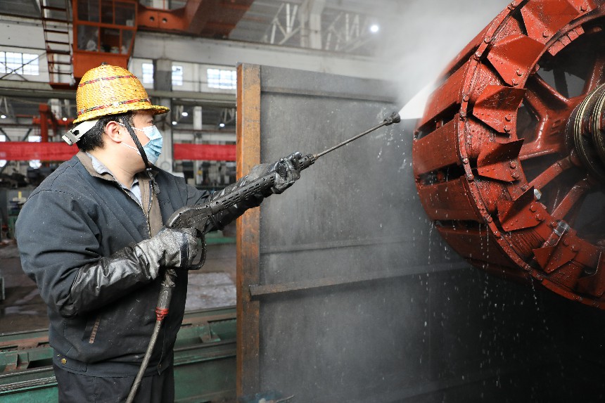 電機鉗工用高壓水槍沖洗機車電機轉子。車馳攝