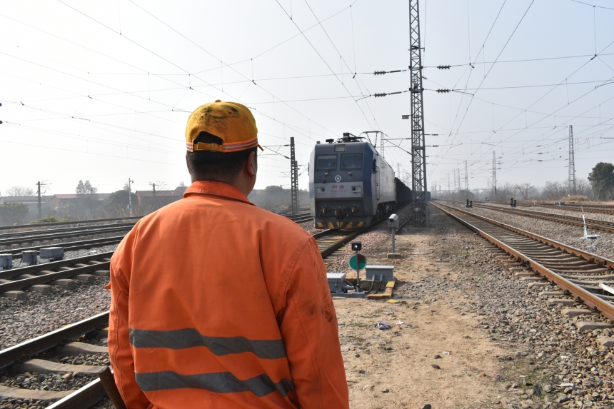 檢車員肖雪峰到達指定位置接車。付順明攝