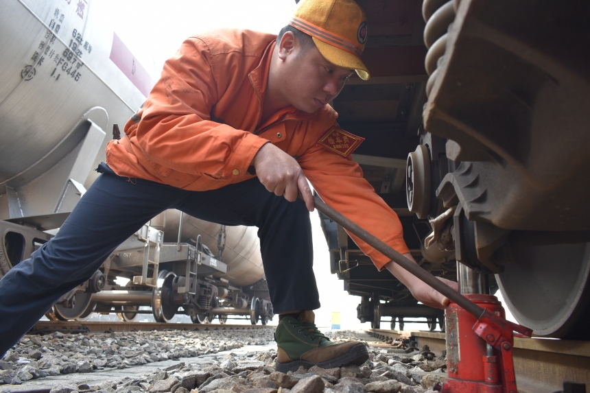 檢車員肖雪峰正在起鎬作業。付順明攝