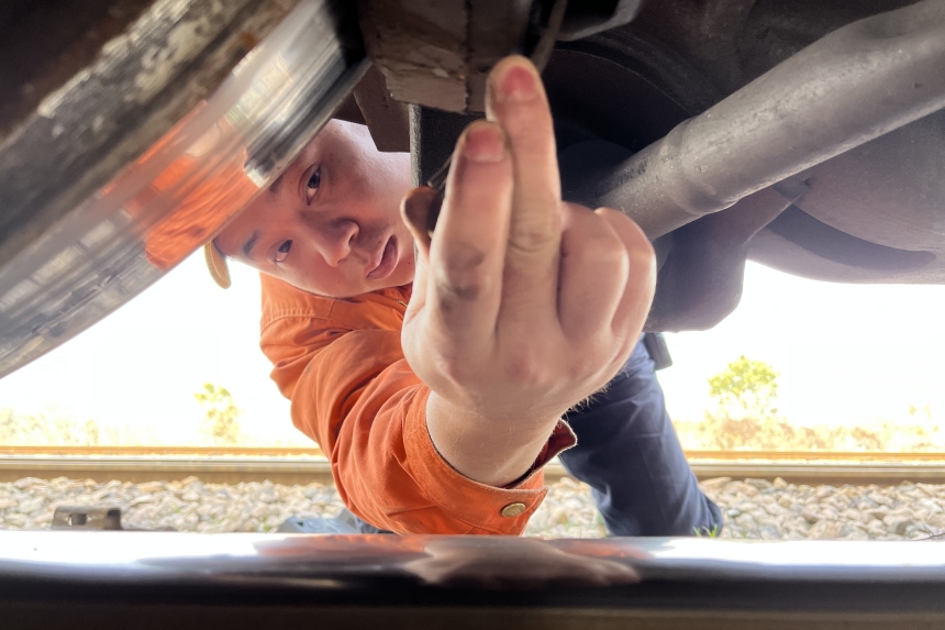檢車員肖雪峰更換車輛閘瓦。付順明攝