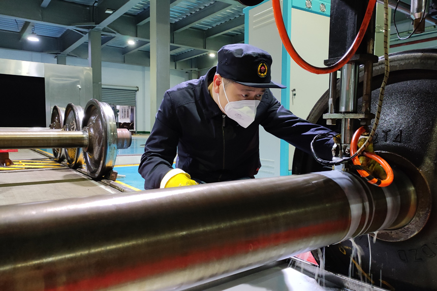 鐵路工人在對輪對進行探傷。劉強攝