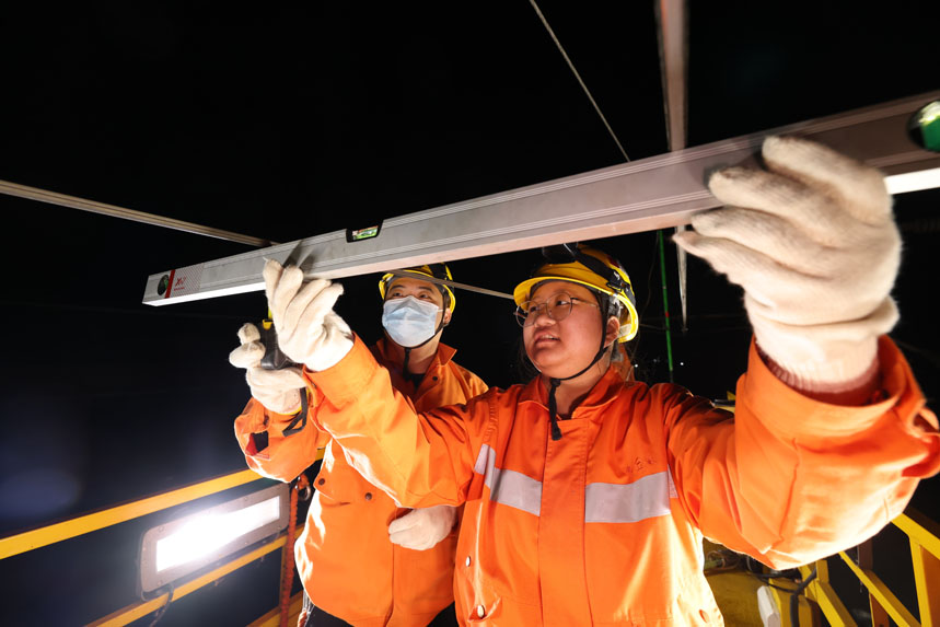 接觸網工雷靖雯在測量接觸網水平參數。胡鵬攝