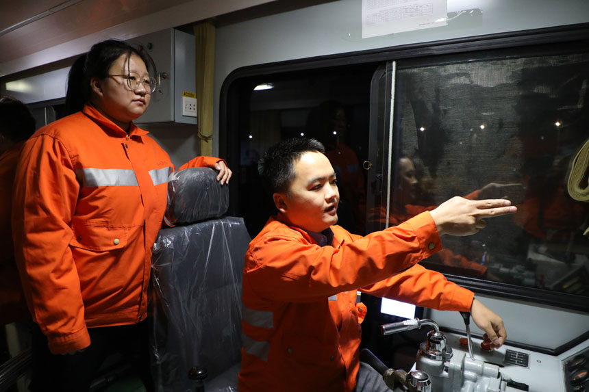 工作中的雷靖雯和周志金夫婦。李金明攝