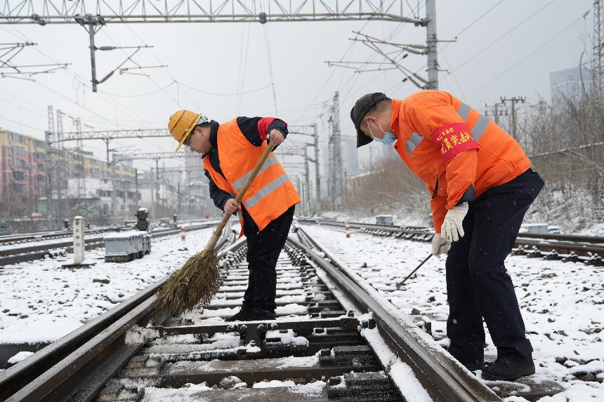 九江站組織黨員突擊隊對道岔進行除冰掃雪。代建力攝
