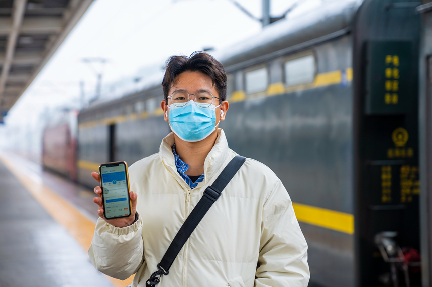圖為贛州站乘車旅客展示自己的鐵路e卡通。鄒陽攝