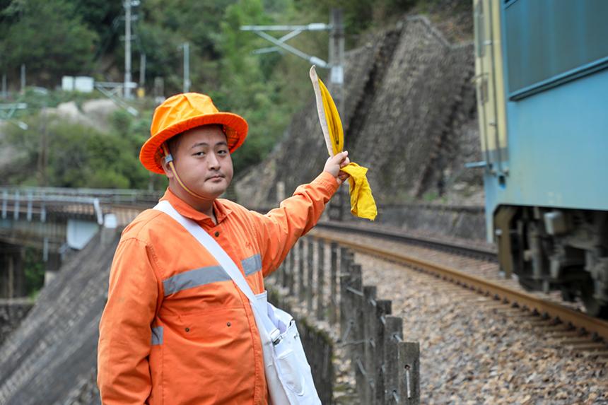 檢查作業完成列車安全通過。陳霏滸攝