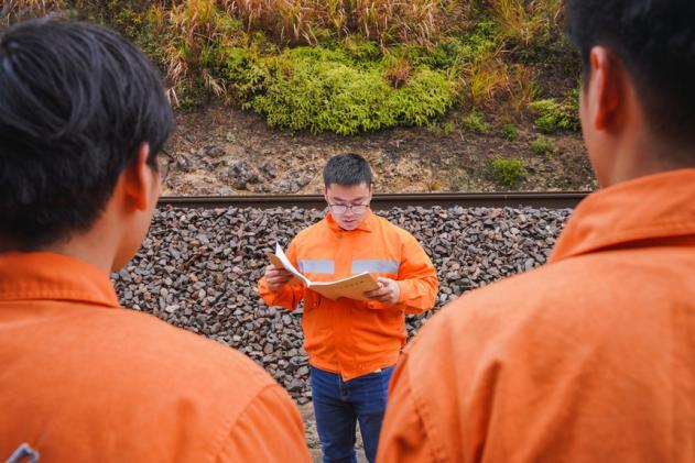 作業人員參加班前點名,布置作業項目和安全注意事項。肖順杰攝