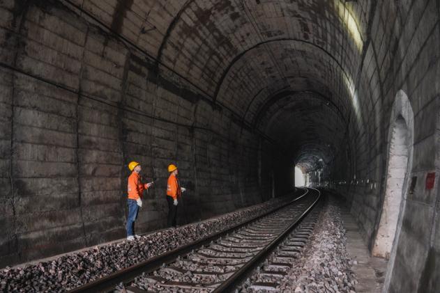 作業人員觀測隧道拱部設備情況。肖順杰攝