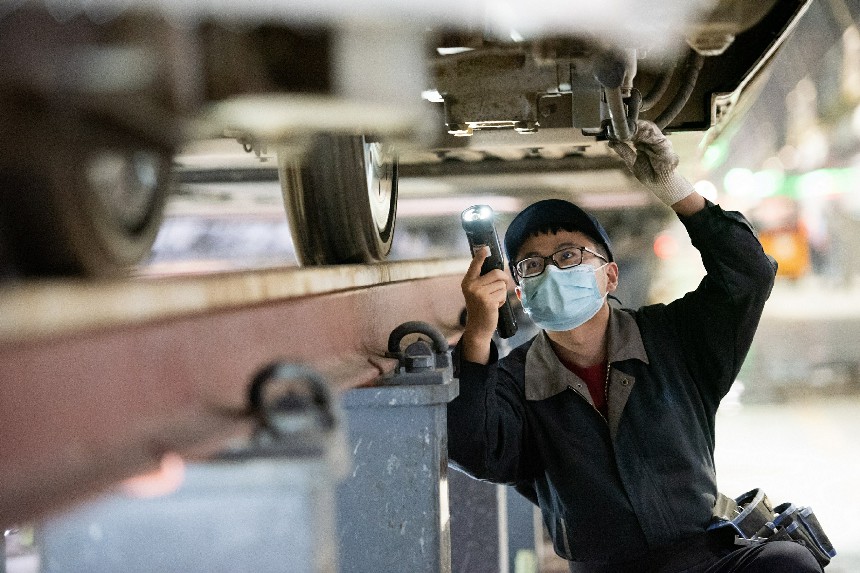 動車組機械師正在對動車組軸箱進行檢查。劉橋攝