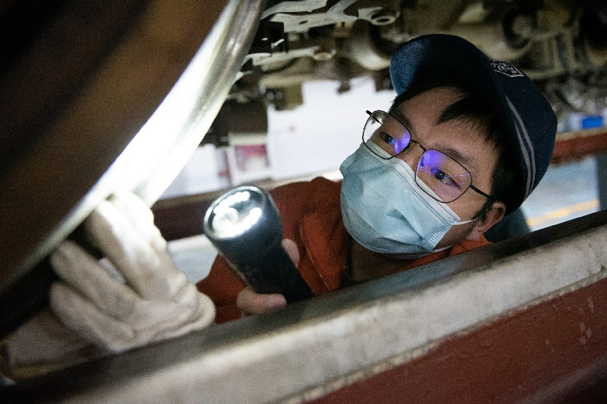 動車組機械師正在檢查車輪踏面。劉橋攝