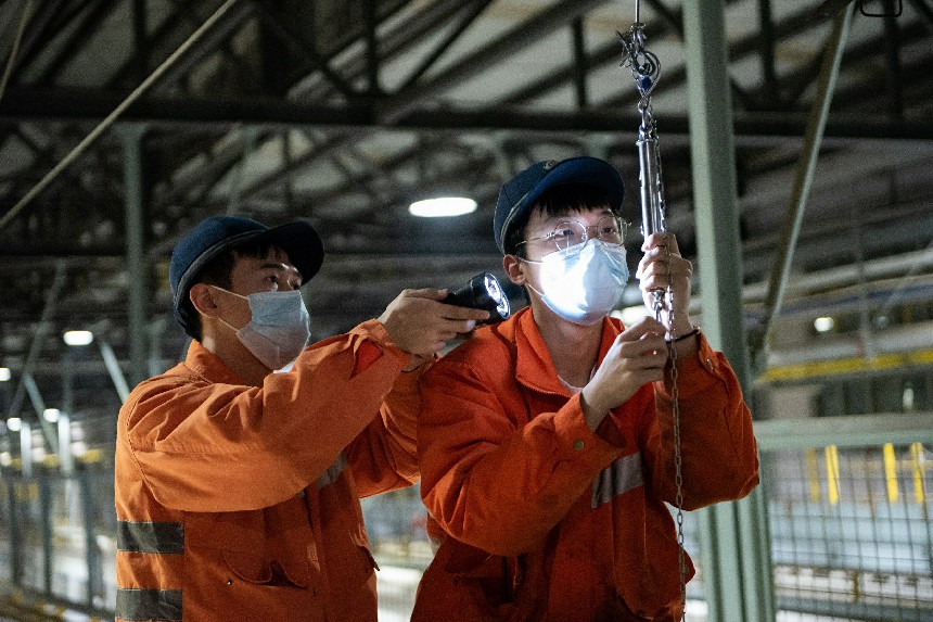 動車組機械師正在檢查動車組受電弓拉力狀態。劉橋攝