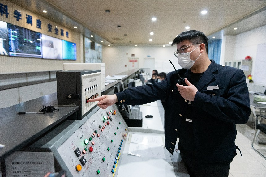 生產調度值班員在進行調車作業。劉橋攝