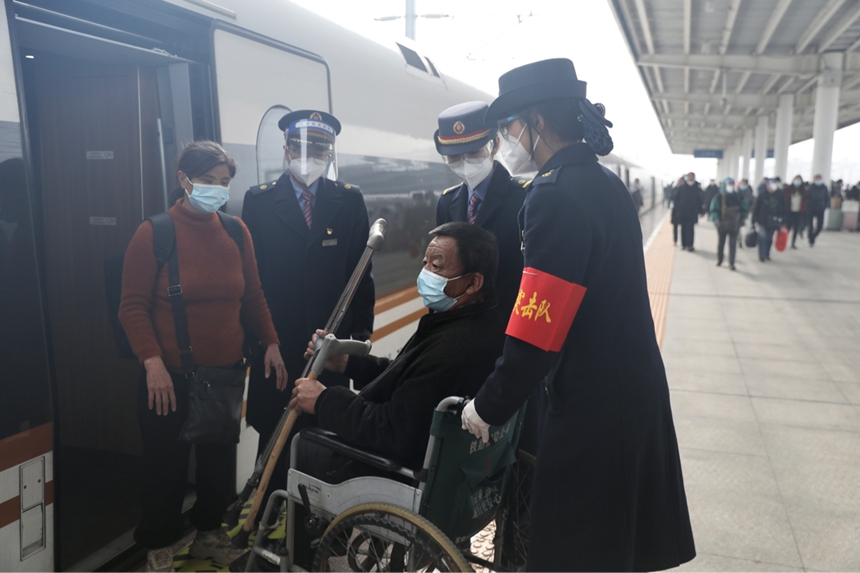 張悅服務重點旅客 楊佳煜攝