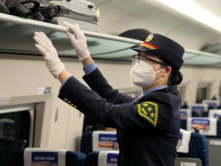 G2278次列車長廖琪霜正在巡視車廂，整理車容。蘇敏敏攝