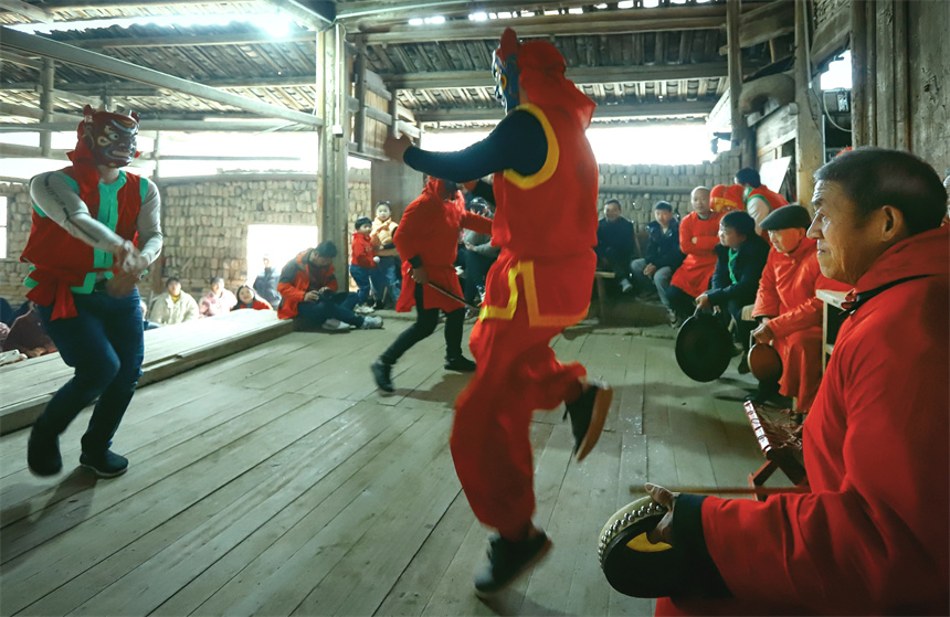 上甘儺班正在村里的古戲臺上演出。謝衛民攝