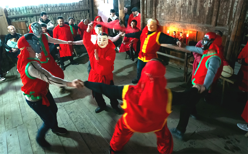 上甘儺班正在村里的古戲臺上演出。謝衛民攝