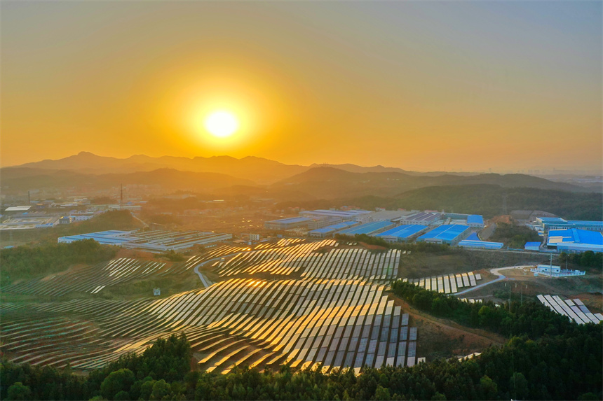 航拍蘆溪縣蘆溪鎮路行村光伏產業基地。許安萍攝