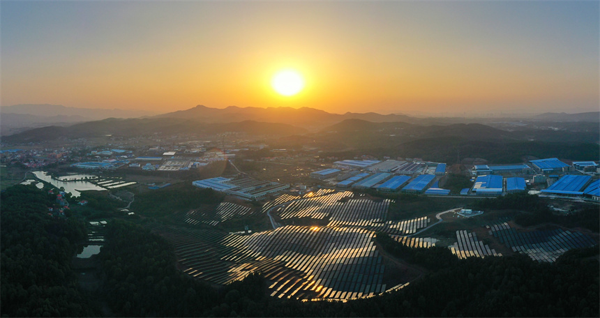 航拍蘆溪縣蘆溪鎮路行村光伏產業基地。許安萍攝