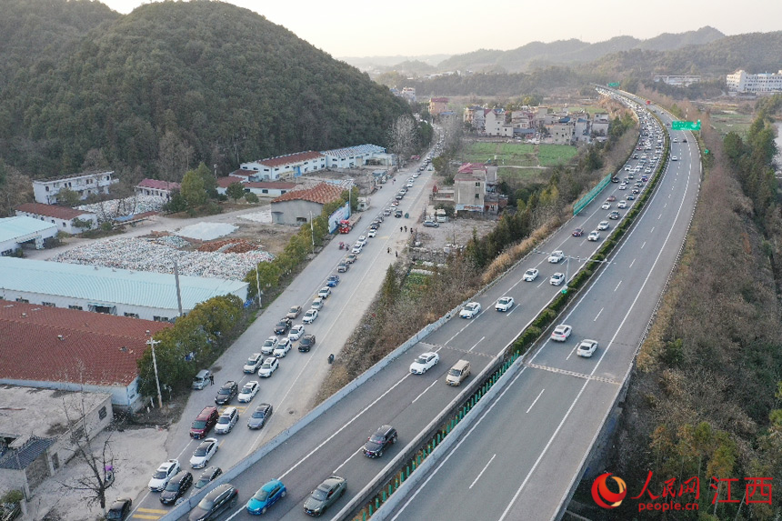 杭瑞高速景德鎮浮梁段（景德鎮往婺源方向）車流量較大，緩行的車輛排起長龍。人民網 時雨攝