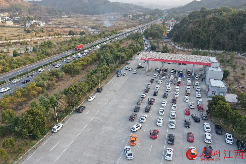 車輛在服務區加油站排隊加油。人民網 時雨攝