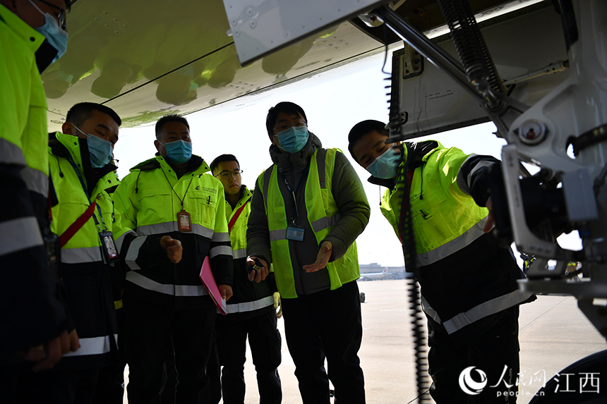 地勤人員正在熟悉C919國產大飛機相關構件。 人民網 時雨攝