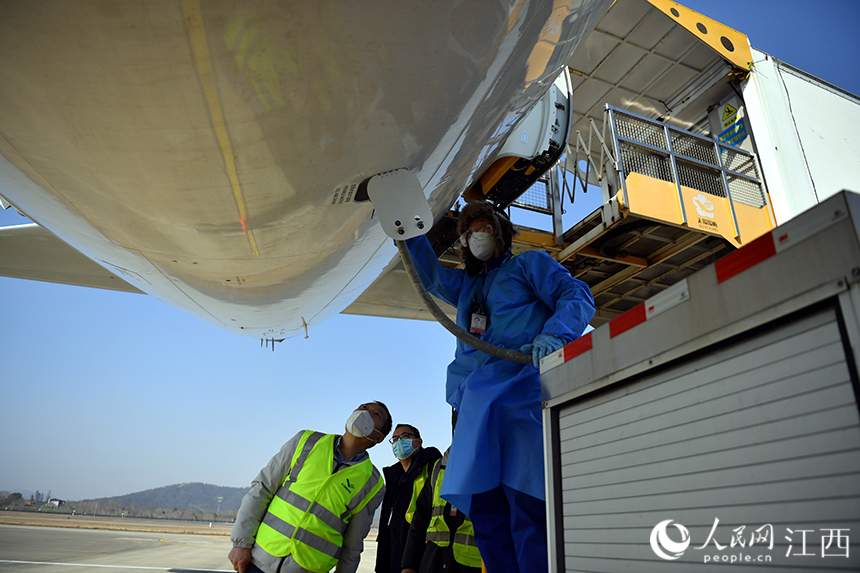 地勤人員正在進行相關作業的模擬操作。 人民網 時雨攝