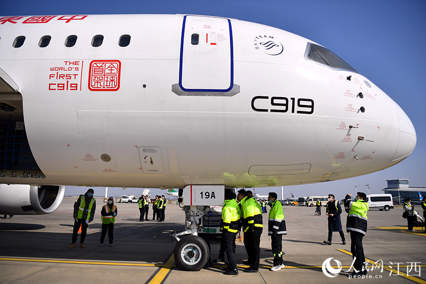 地勤人員駐足觀賞C919國產大飛機。 人民網 時雨攝