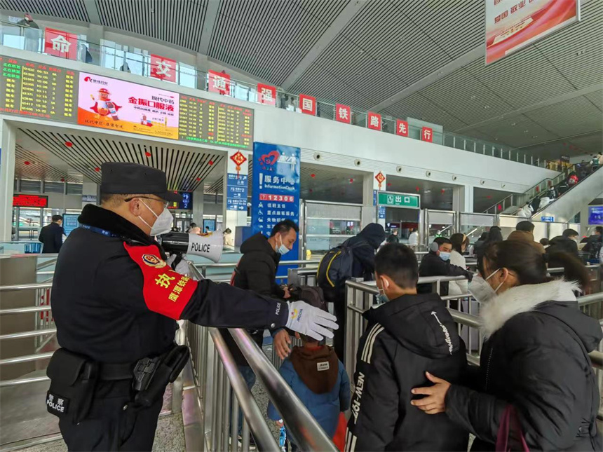 民警李建軍引導旅客進站。王夢怡攝