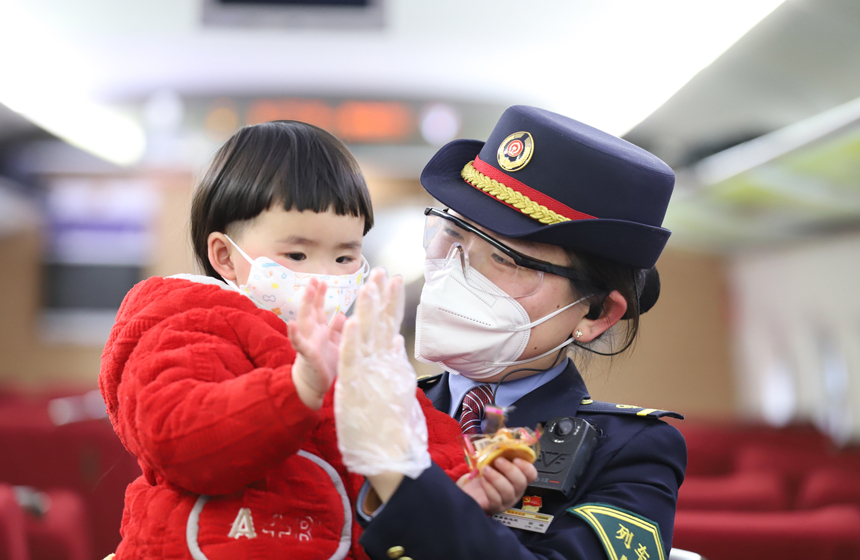 南昌客運段G5022次列車工作人員與小旅客互動。丁波攝