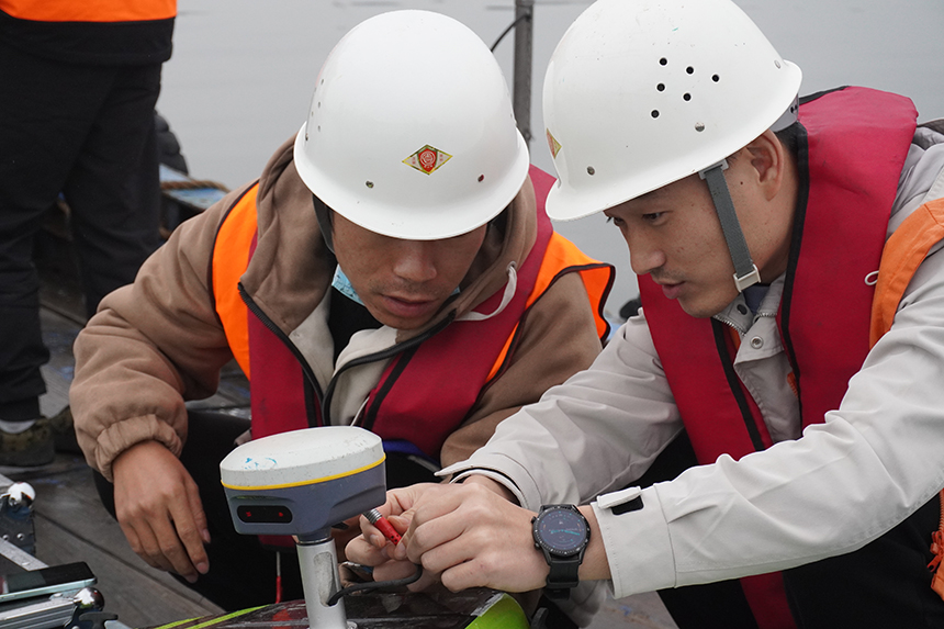 安裝定位裝置。唐驍攝