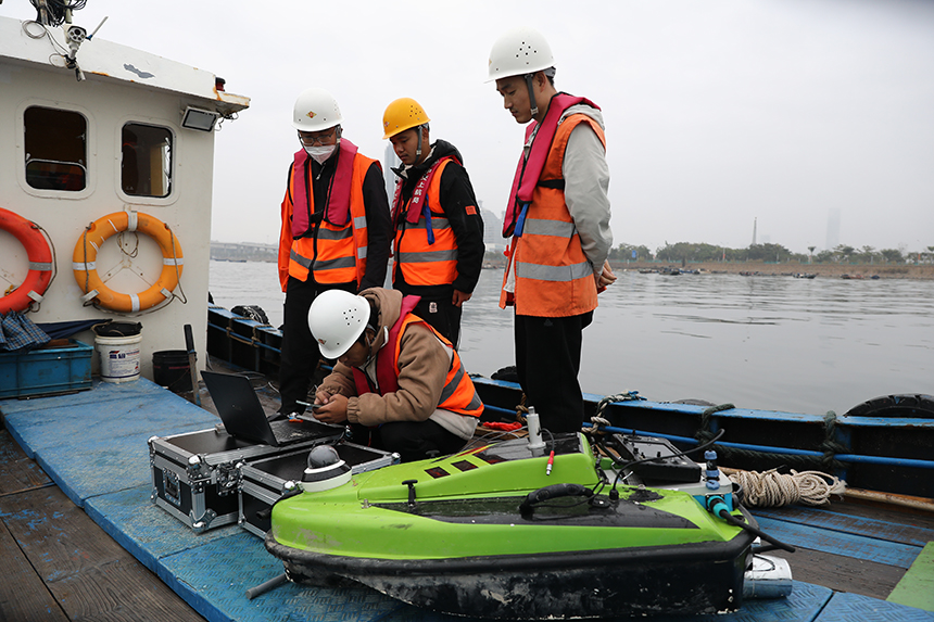 調試設備。程林攝