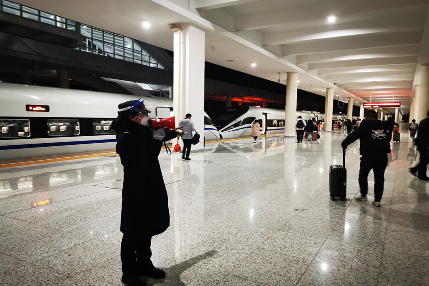 1月27日凌晨，吉安西站客運值班員正在引導旅客快速乘車。廖國勝攝