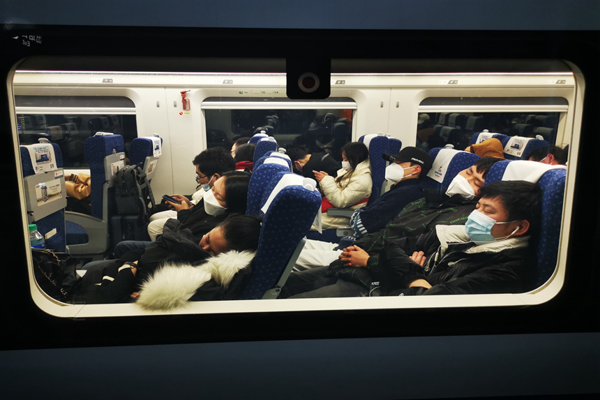 1月27日凌晨，夜間高鐵上的旅客正在休息。廖國勝攝