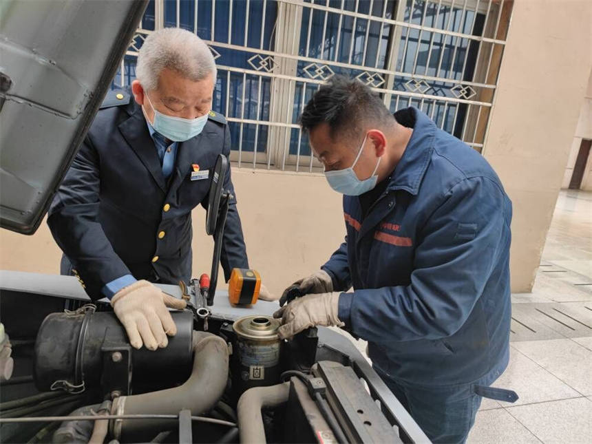 工作間隙老張正在檢查車輛。?余松攝