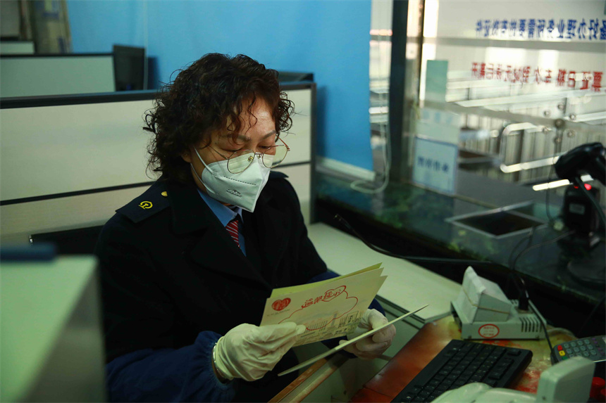 售票員利用“出行便攜服務卡”為特殊旅客服務。張倩攝